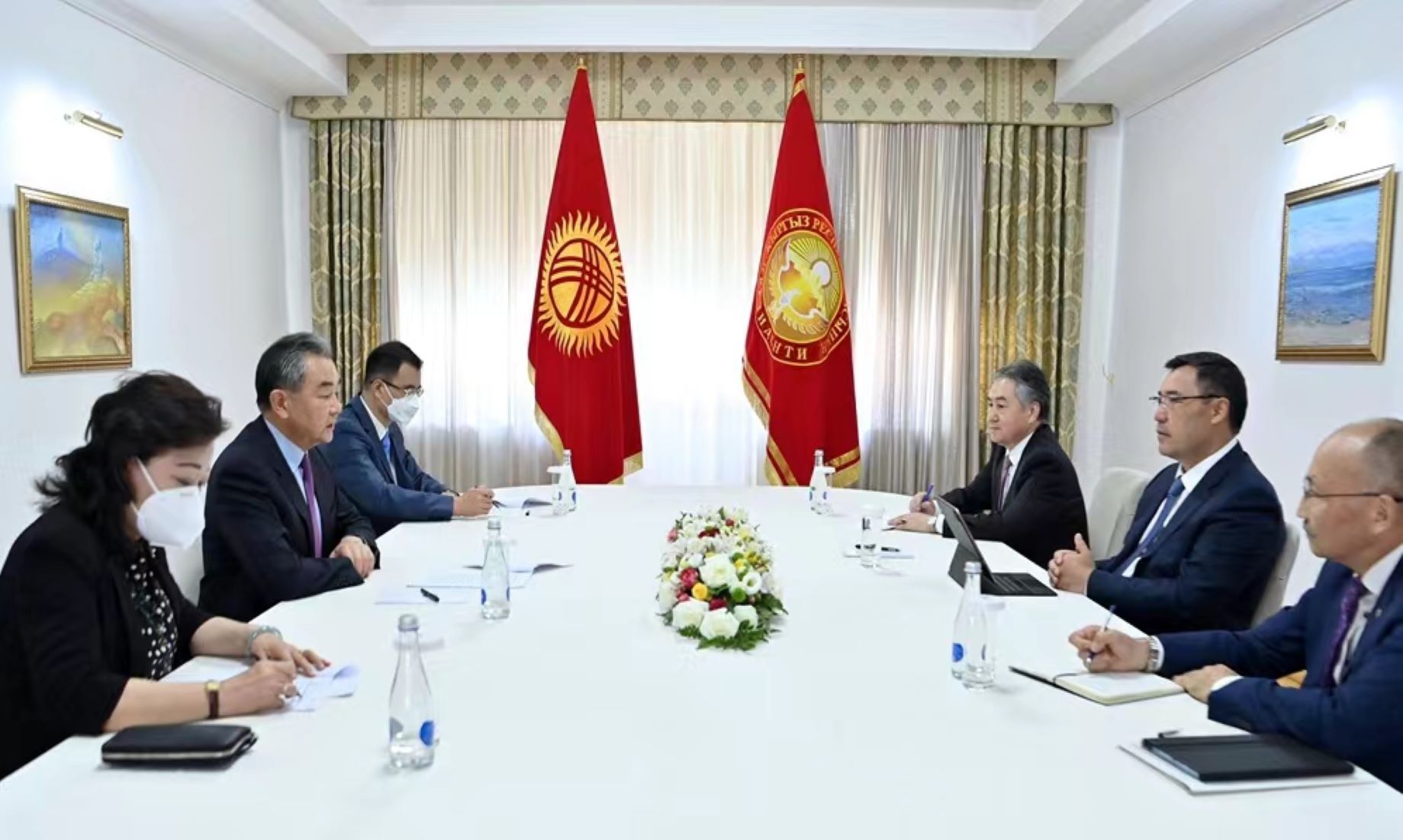 Kyrgyz President Met With Chinese FM