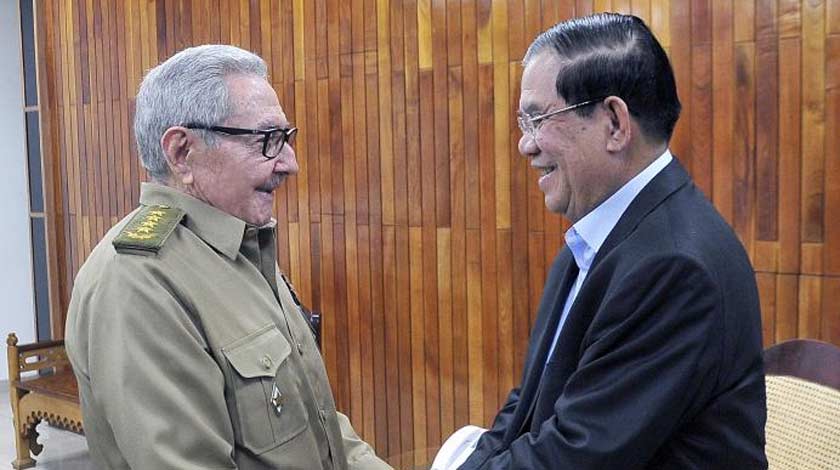 Raúl Castro received the Prime Minister of Cambodia