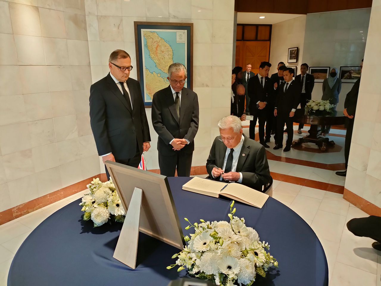 Malaysian PM pays homage to Queen Elizabeth II, signs condolence book