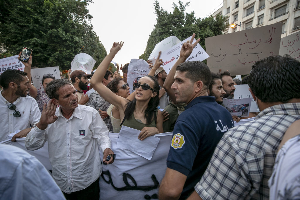 Tunisia: Dozens protest over journalist’s arrest