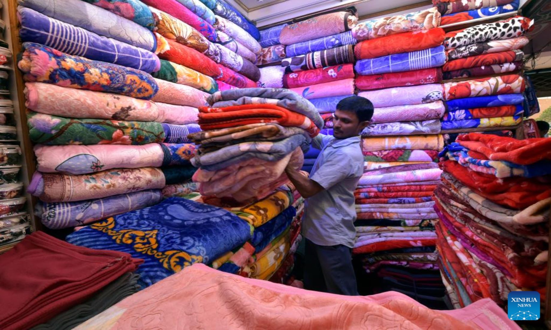 Chinese Blankets Sell Like Hotcakes In Bangladesh’s Markets