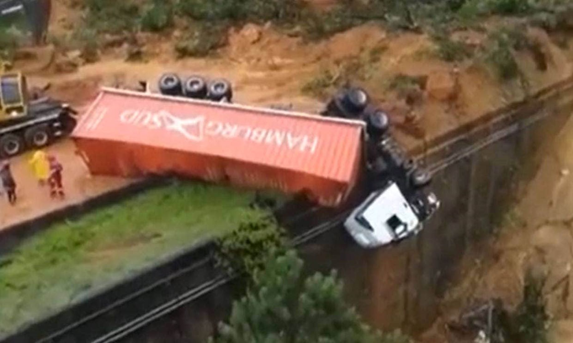 Landslide Hit Brazilian Highway, Killed Two, 30 Missing