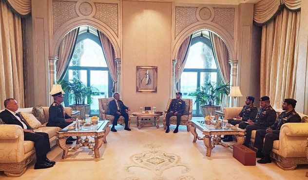 Malaysian King grants audience to UAE land forces commander in Abu Dhabi