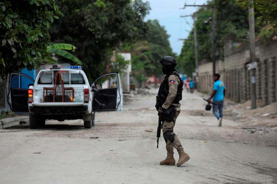 Gangsters kill 12, burn down houses in Haiti: mayor