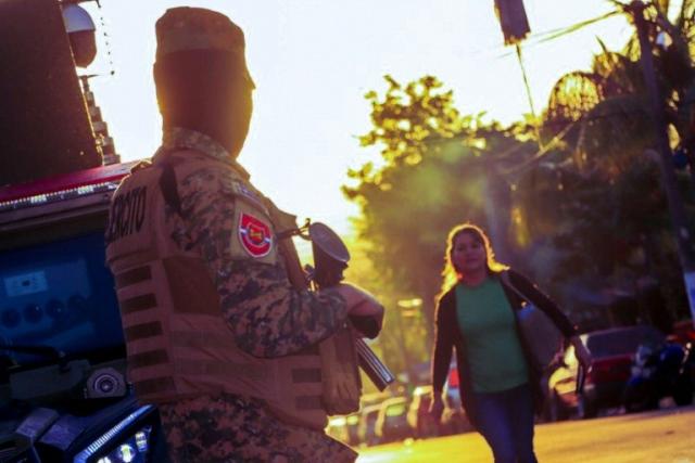 Salvadoran troops surround a major city in crackdown on gangs