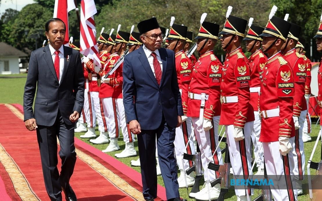 Malaysian PM Anwar accorded official welcome by Indonesian president