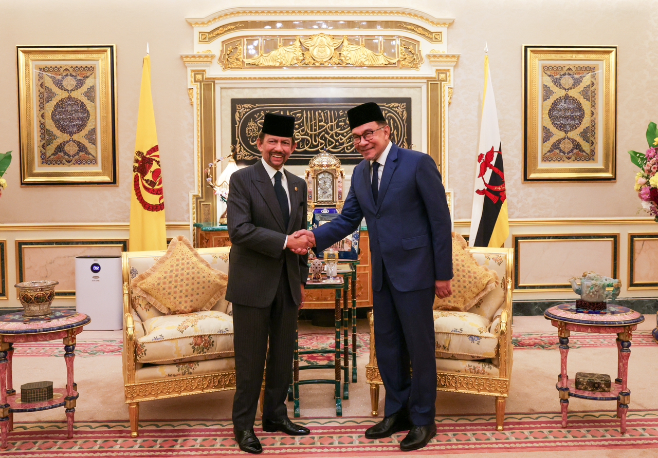 Anwar-Sultan Hassanal Bolkiah personal ties will help expedite implementation of Malaysia-Brunei programmes