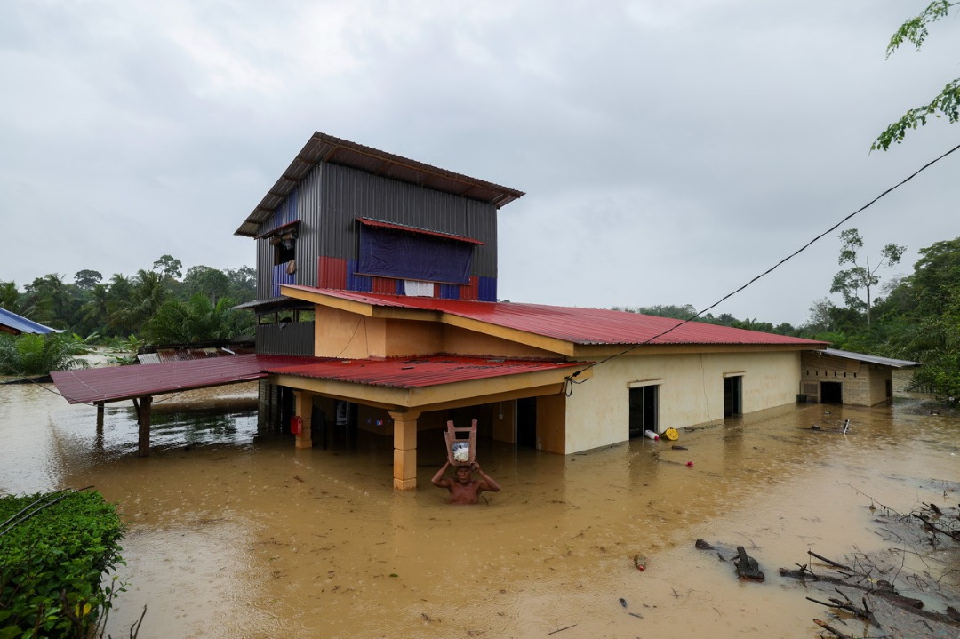 Thousands evacuated as floods worsen in Malaysia