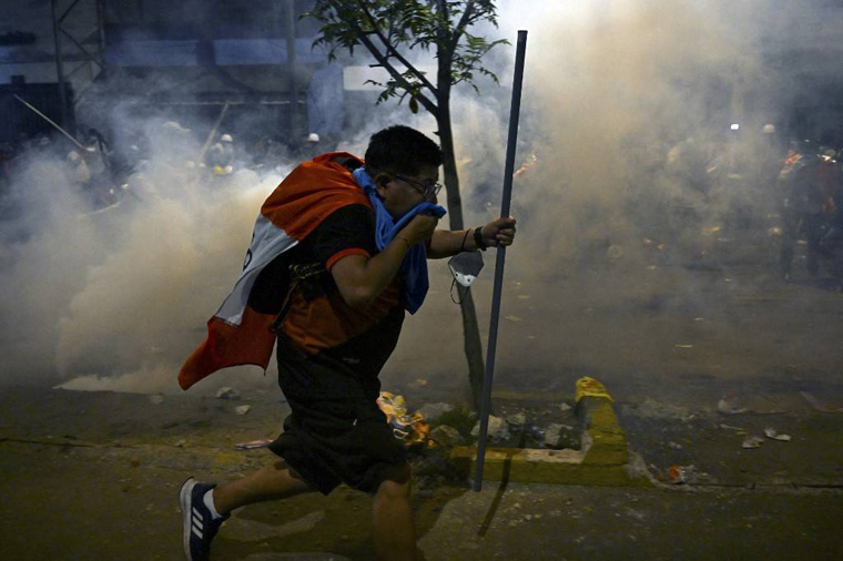 Peru unrest: Protesters brave tear gas to demand ouster of embattled president