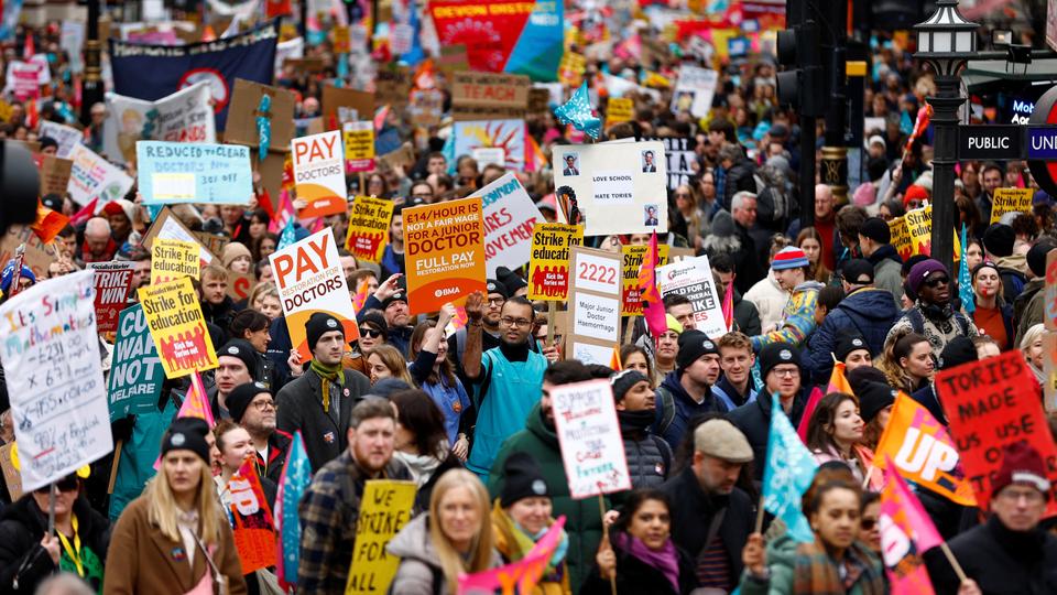 UK: Hundreds of thousands of workers strike in latest industrial action