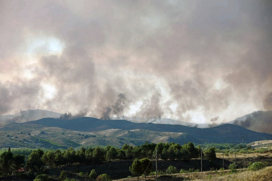 Spanish wildfire burns 4,000 hectares, forces evacuation of 1,500