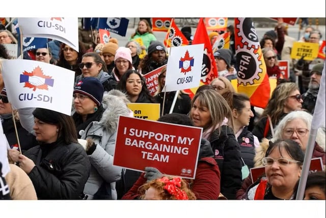 155,000 Canadian public servants poised to go on strike