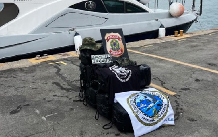 Brazilian federal police seize a quarter ton of cocaine in the port of Santos