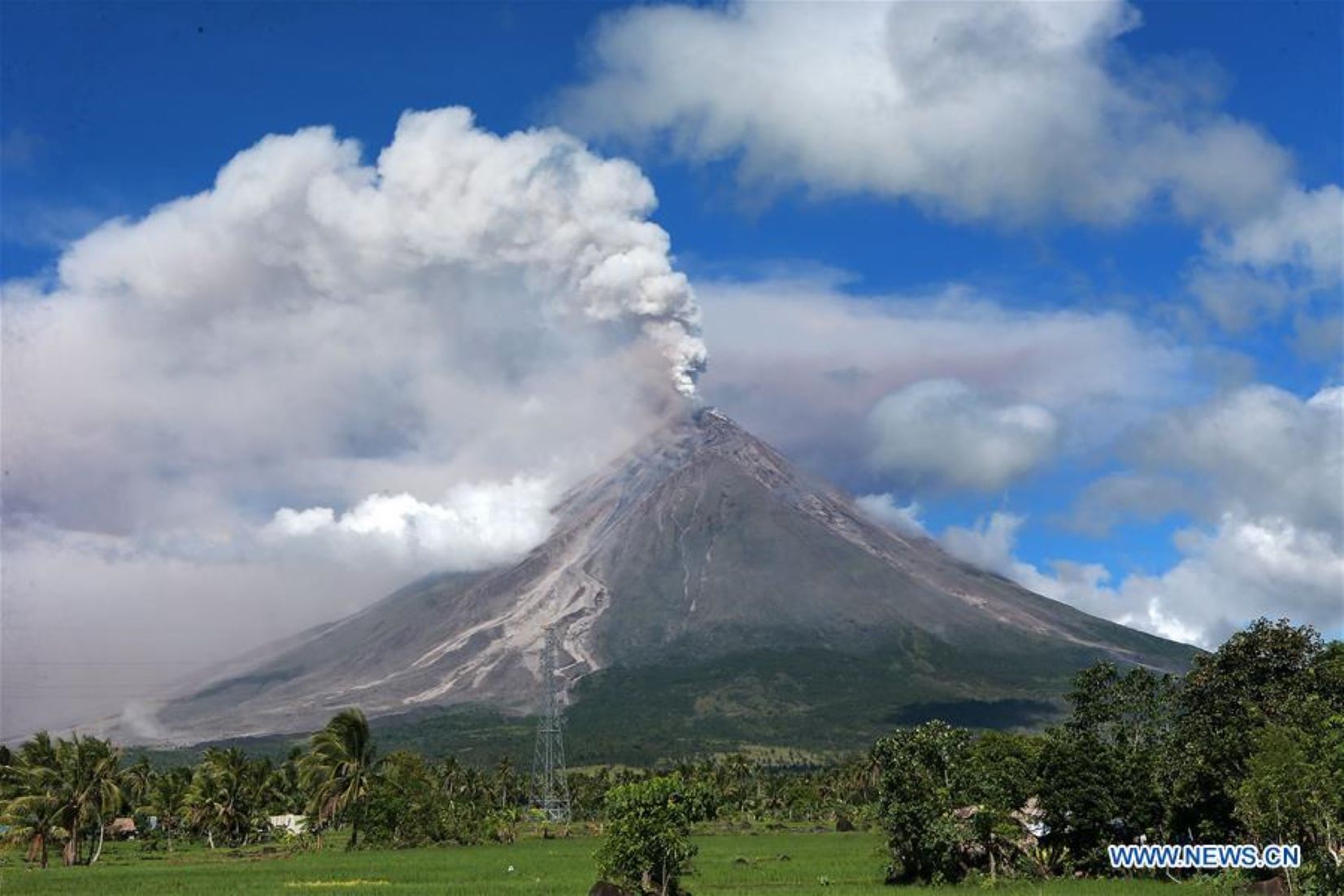 Philippines Starts To Evacuate People Due To Mayon Volcano Eruption