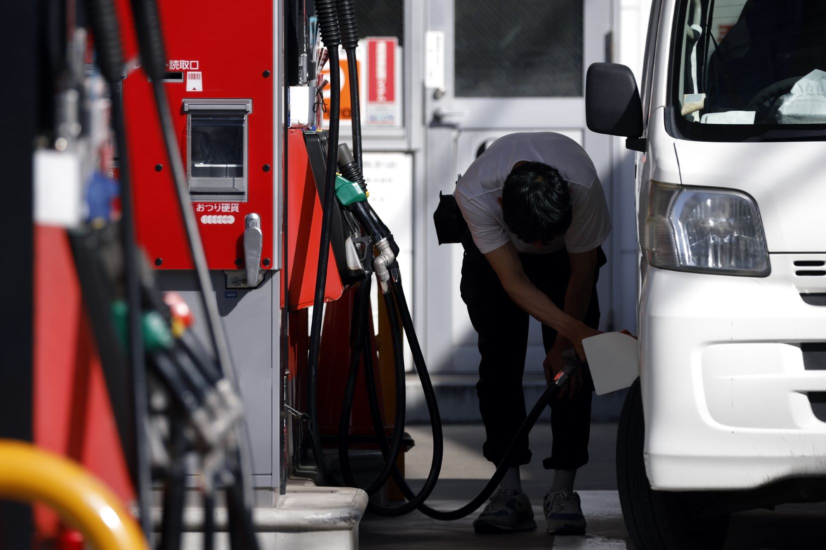 Japan’s Gasoline Price Falls Below 175 Yen