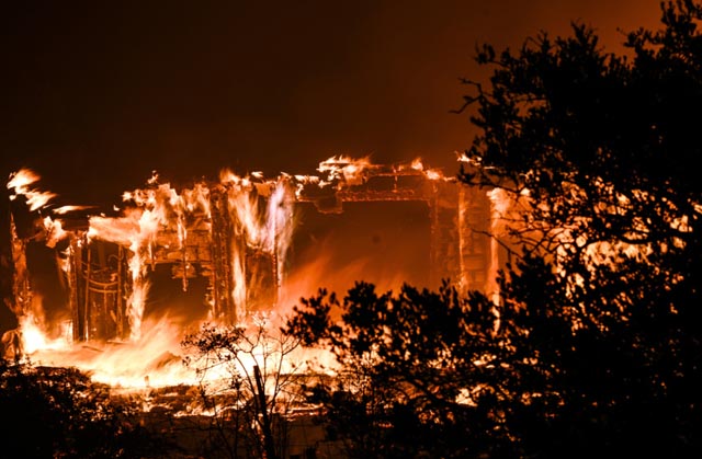 US wildfire: Thousands told to flee California fire