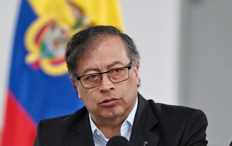 Colombian president Petro peace program with guerrillas in a blackout