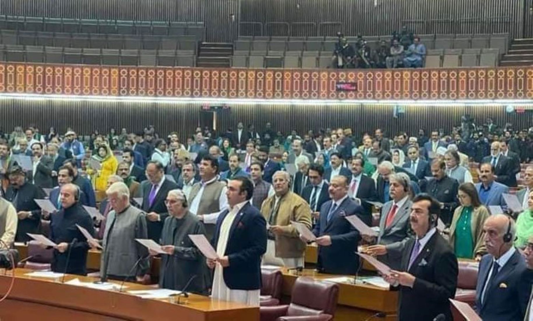 302 Lawmakers Take Oath In Inaugural Session Of Pakistan’s 16th National Assembly