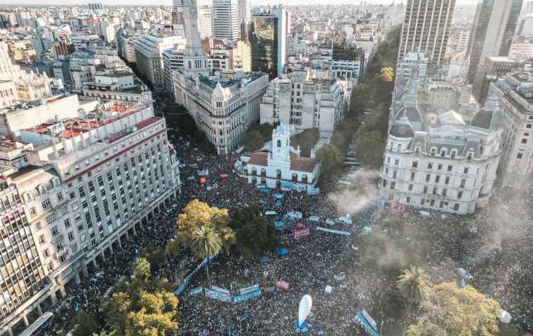 Massive demonstrations across Argentina defend public education amid budget cuts