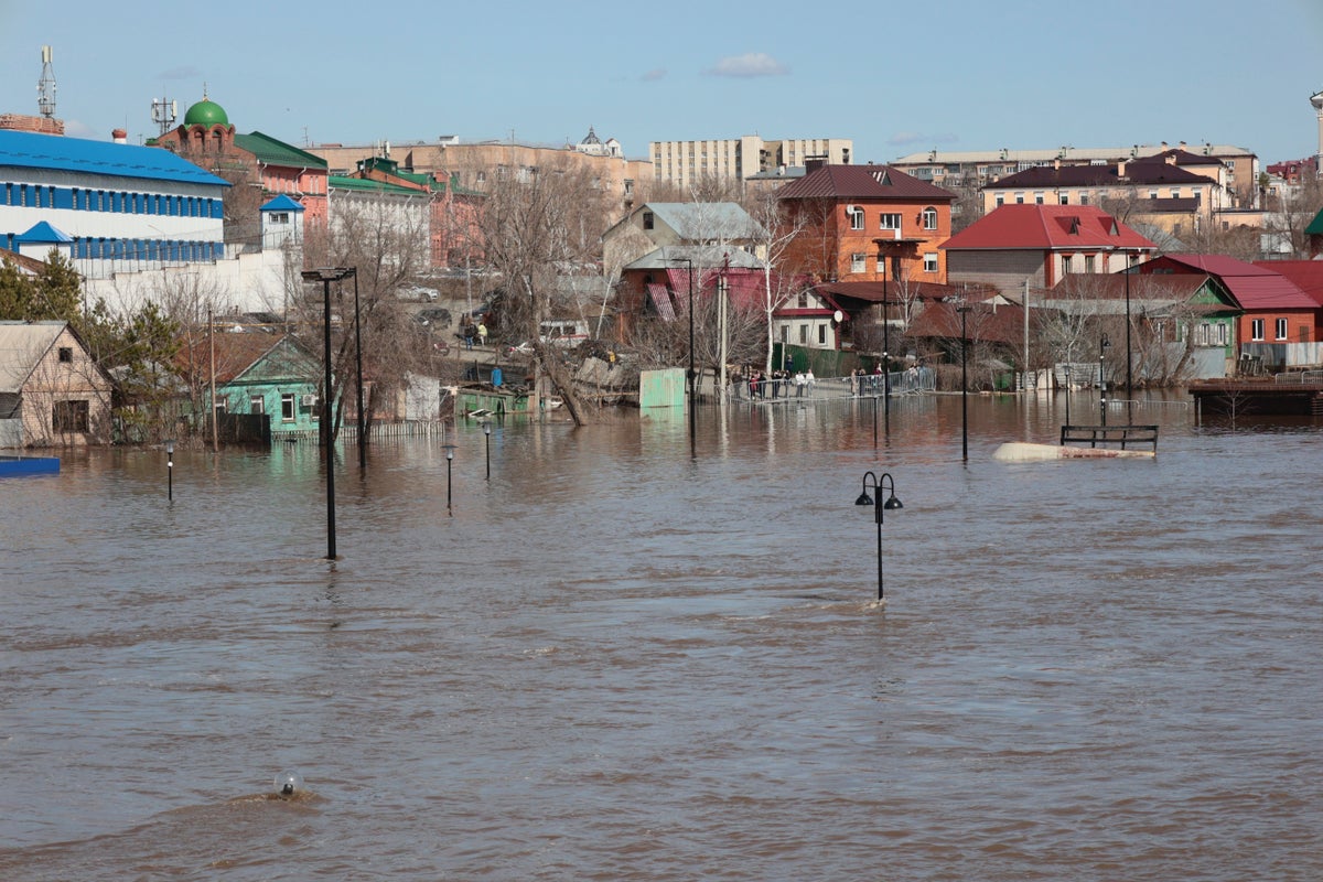 Russia: Thousands flee flooding in southern regions