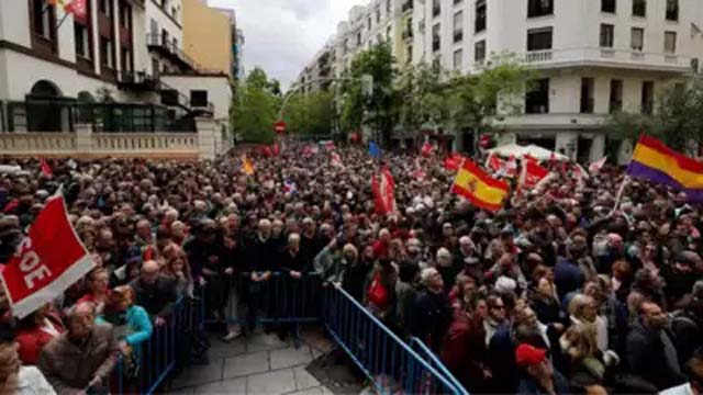 Spanish PM’s supporters turn out and beg him to stay