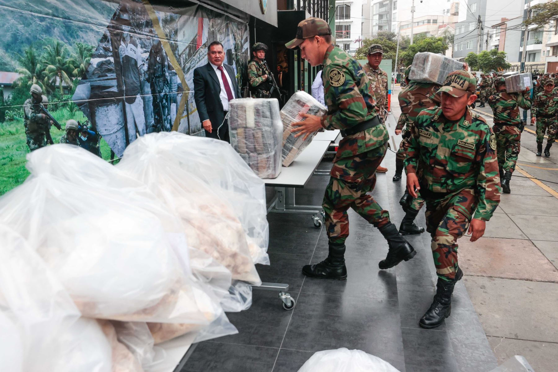 Peru: Police seize over one ton of drugs destined for Bolivia and the Netherlands