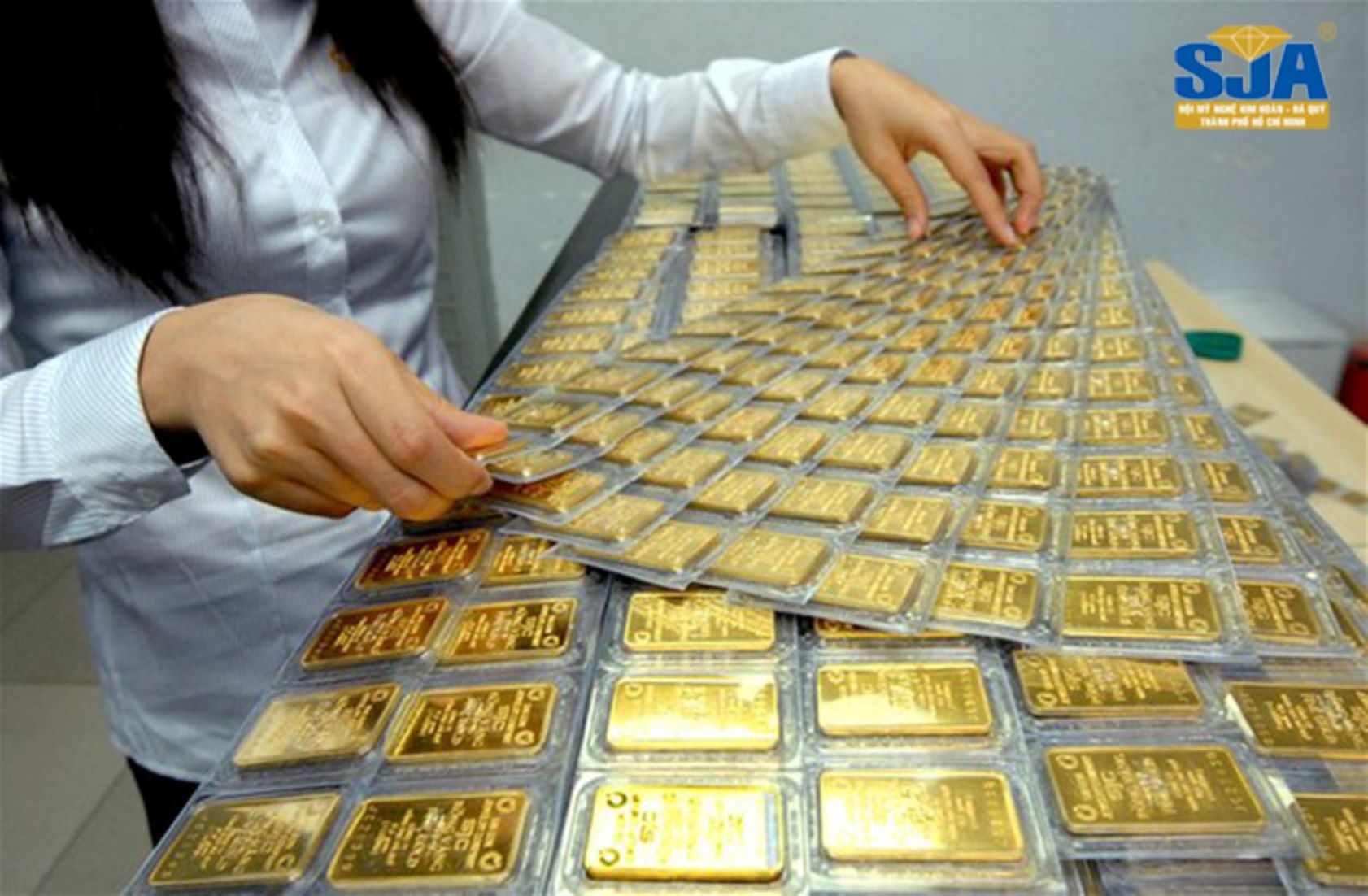 Vietnam’s Gold Bars Auctioned At Over 3,300 USD Per Tael