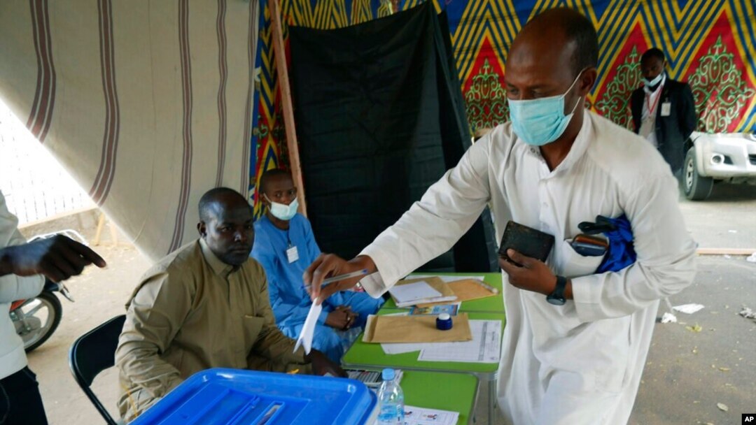 Chadians start voting in presidential election