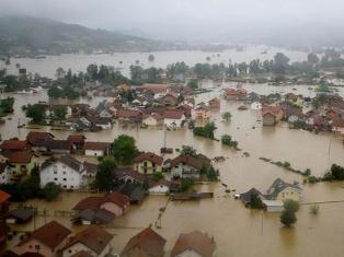 Armenia floods kill one, hundreds evacuated