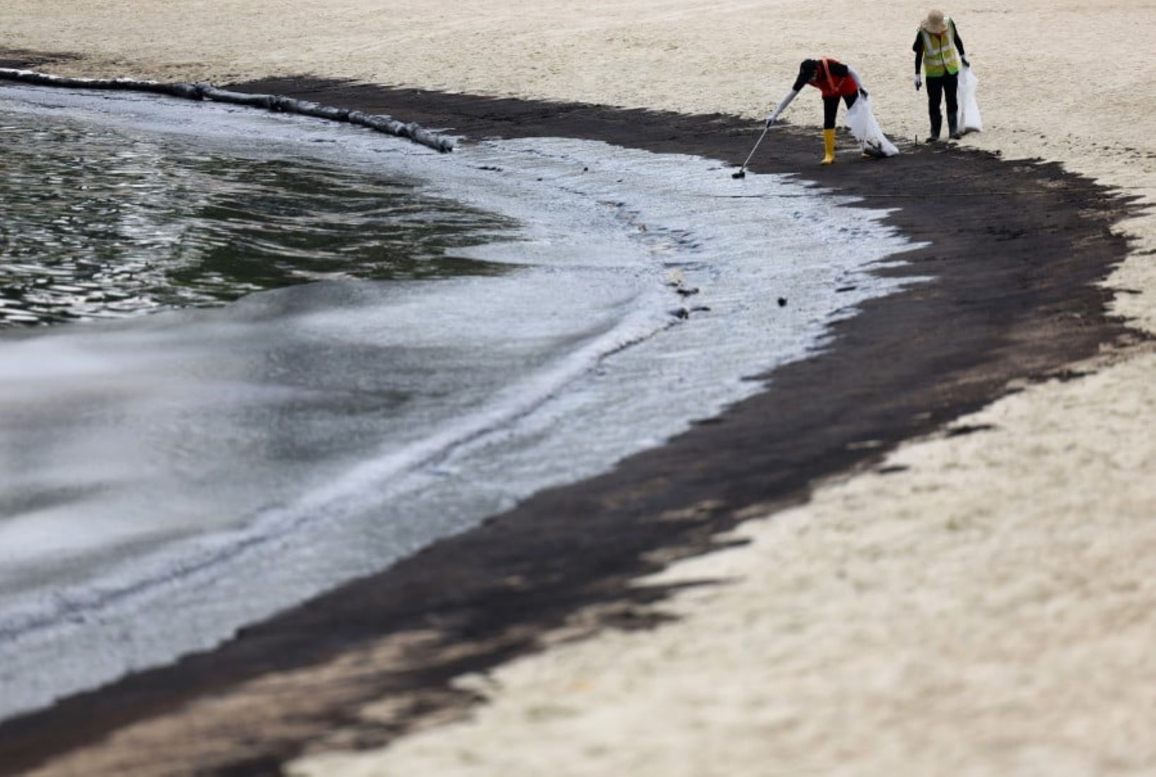 Singapore’s Sentosa Closes Waters To Clean Oil Leakage