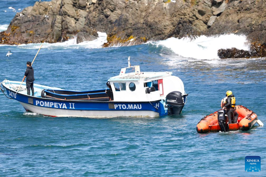 Death toll hits 6 after tour boat capsizes in south Chile