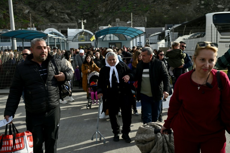 Greek gov’t urges calm as earthquakes jolt Santorini
