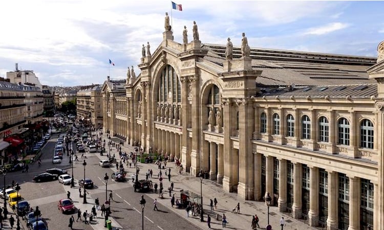 France: Thousands stranded as WWII bomb halts traffic at Paris train station