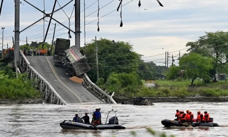 Ecuador: Four killed in bridge collapse; 1 person still missing