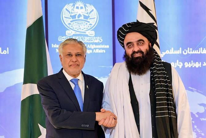 Afghan FM Meets Pakistani Counterpart To Discuss Bilateral Ties