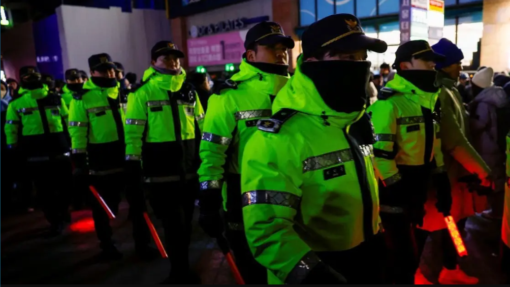 S. Korean Police Fail In Attempt To Conduct Search, Seizure At Presidential Office