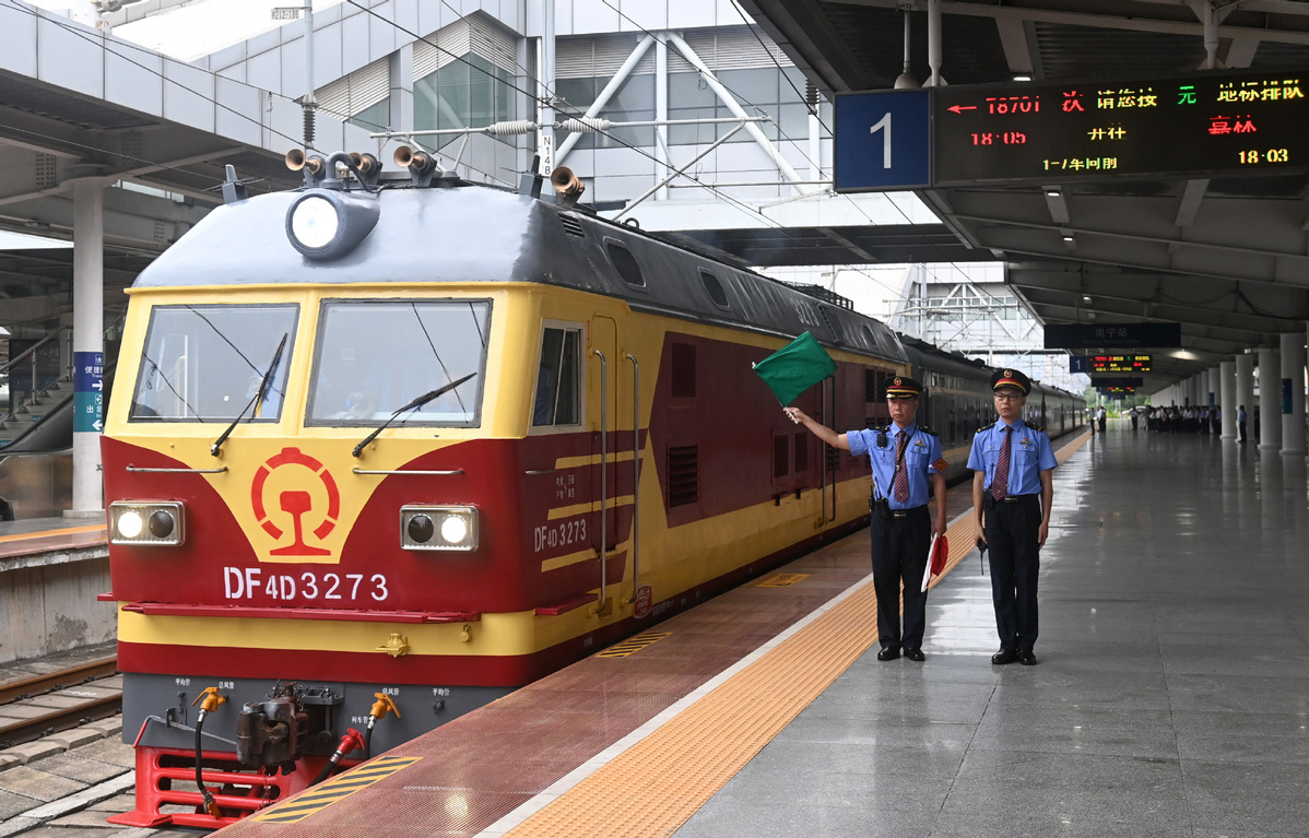 China-Vietnam Passenger Train Resumes After Five Years