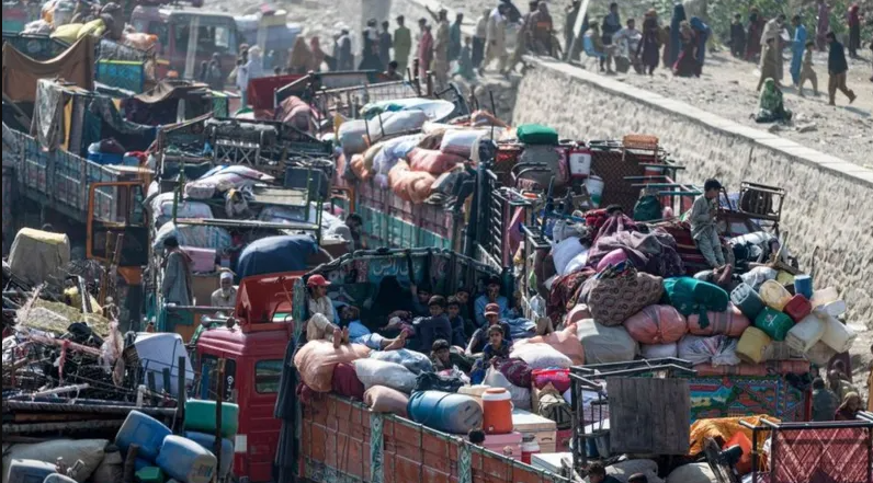 Nearly 17,000 Afghan Refugees Return Home From Pakistan, Iran In 4 Days