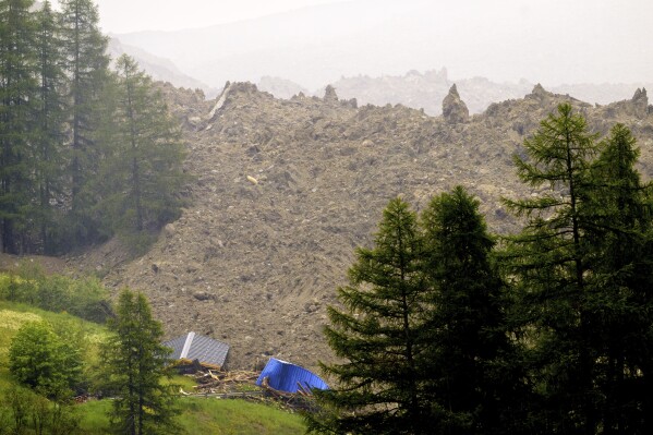 Switzerland: Alpine village is largely destroyed when a glacier collapses