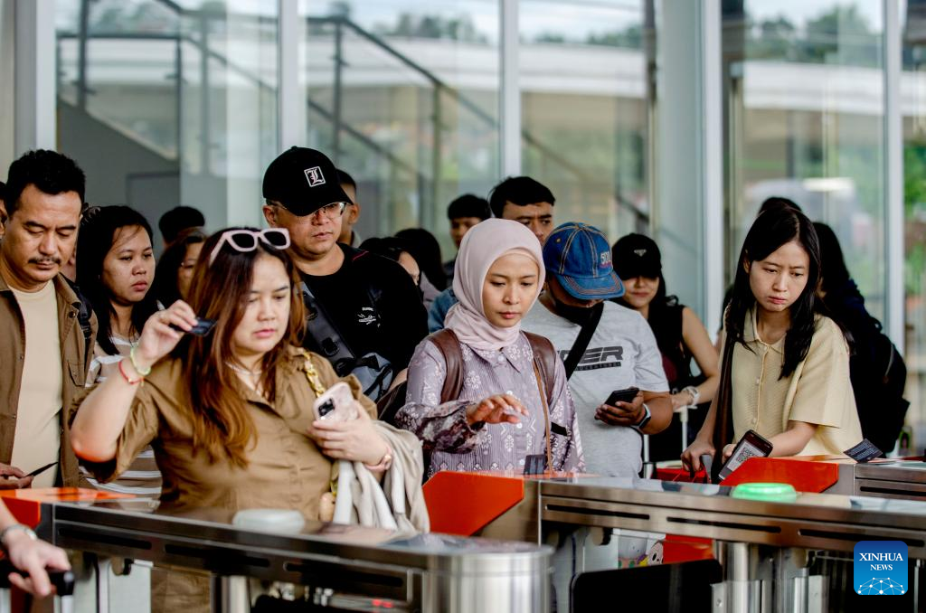 Indonesia’s High-Speed Train Hits Record 25,000 Daily Passengers During Holiday Surge