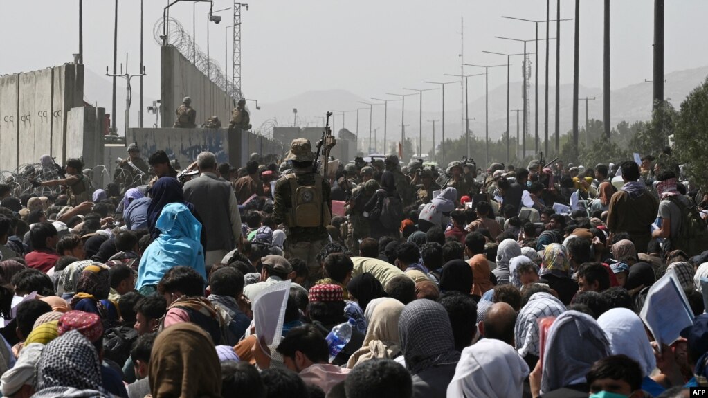 Around 10,000 Afghan Refugees Return From Iran Daily To Escape War