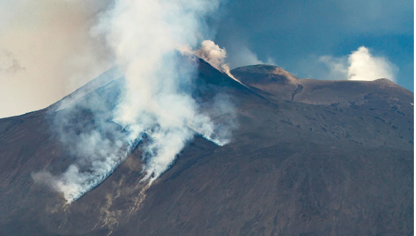 Italy: Huge eruption on Mount Etna leaves tourists fleeing volcano