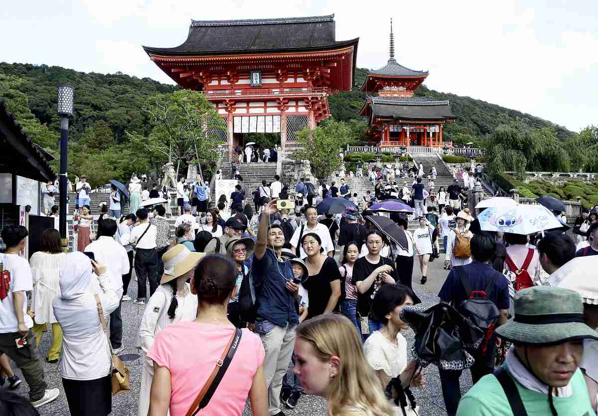 Foreign Tourists To Japan’s Kyoto Top 10 Million Last Year