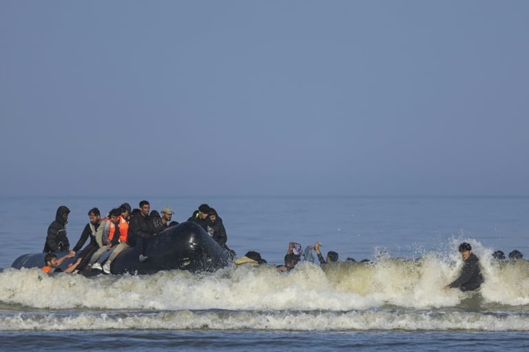 UK govt welcomes French police stopping small-boat crossing