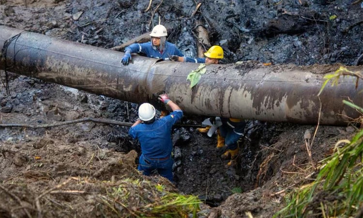 Ecuador reopens one of two pipelines shuttered last week after heavy storms
