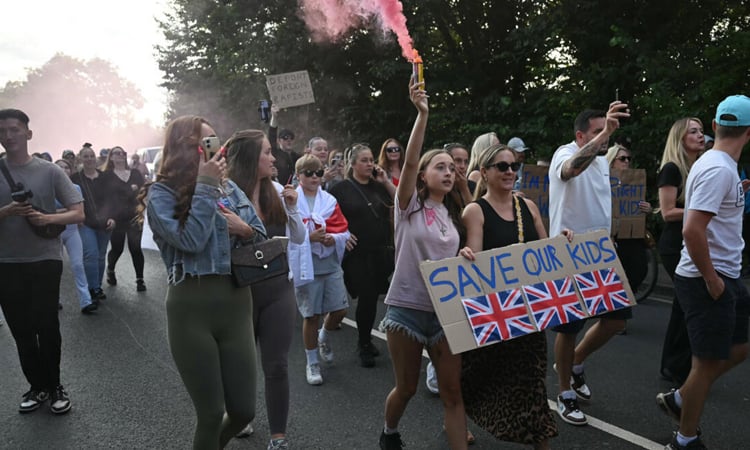 UK: New clashes outside London hotel housing migrants