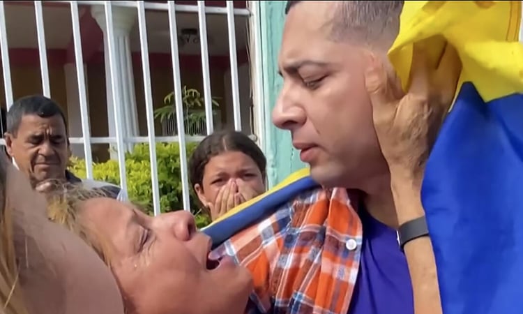 Tears of joy as Venezuelan migrants return from Salvadoran prison ‘hell’