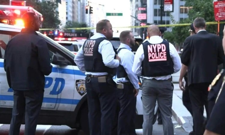 US gun violence: Five dead including a policeman and lone gunman after New York Midtown shooting