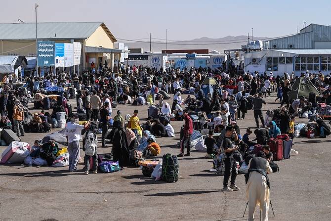 Nearly 3,000 Afghan Families Return Home In A Day As Expulsions Step Up Again