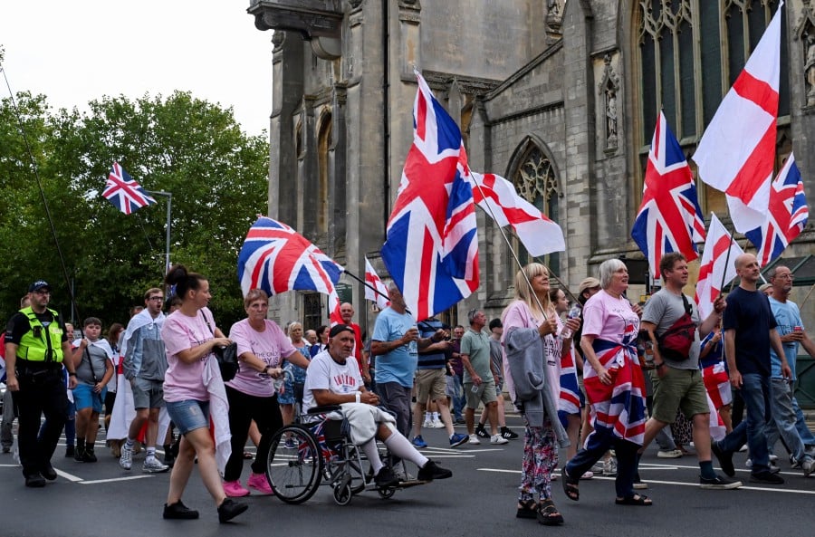 Update: Over 70 pct of Britons reject UK PM’s policy of placing migrants in hotels — poll